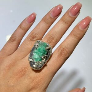 Anillo de plata .925 de Esmeralda Rústica con Pirita
