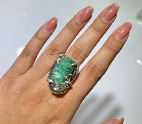 Anillo de plata .925 de Esmeralda Rústica con Pirita
