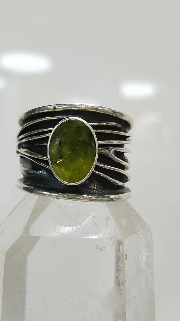 Anillo Plata .925 de Peridoto Facetado #8.5 con Diseño