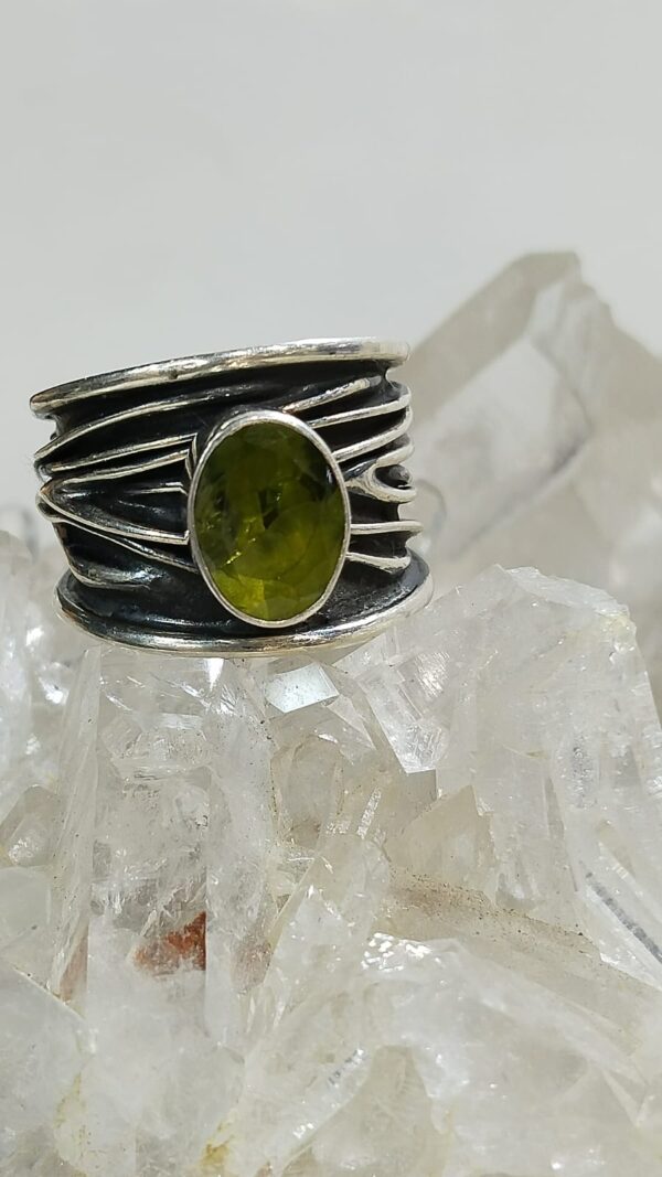 Anillo Plata .925 de Peridoto Facetado #8.5 con Diseño - Image 2