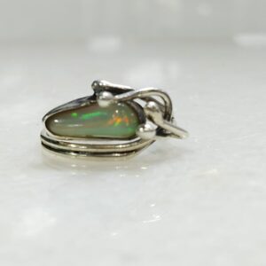 Anillo Plata .925 de Ópalo #7.5 con Diseño